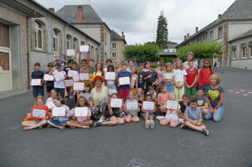 remise diplôme aux élèves de l'école d'Objat, après 9 mois de méthode Tatou Kompry